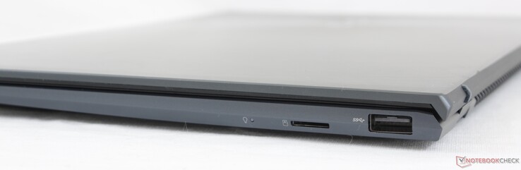 Правая сторона: слот microSD, USB-A 3.2 Gen. 1