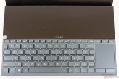 Раскладка клавиатуры несколько изменилась. Клавиша Shift уменьшена, чтобы вместить большие стрелки