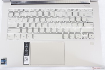 По тактильным ощущениям клавиатура идентична Yoga C940 14, но назначение функциональных клавиш другое