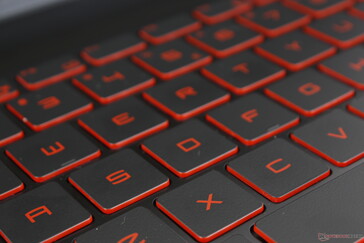 Подсветка клавиатуры красного цвета. Подсвечиваются все дополнительные символы на клавишах