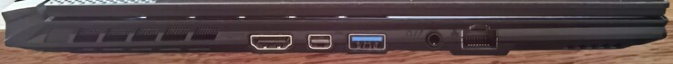 Левая сторона: HDMI 2.1, Mini DisplayPort 1.4, USB Type-A 3.2 Gen. 1, аудио разъем, 2.5-Гбит Ethernet