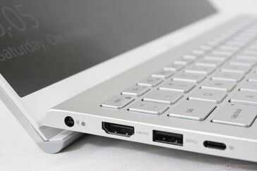 Как и во многих ноутбуках Asus, полное раскрытие чуть приподнимает ноутбук над столом
