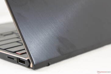 Круговые узоры на крышке дисплея знакомы всем, кто раньше имел дело с моделями ZenBook