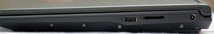Правая сторона: порт USB 2.0, картридер, разъем питания