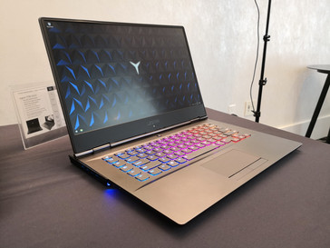 15-дюймовый ноутбук Y730 принадлежит к высокому сегменту. Клавиши имеют индивидуальную RGB подсветку