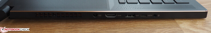 Левая сторона: разъем питания, HDMI 2.0, USB-A 3.1 Gen2, USB-C 3.1 Gen2 + DisplayPort 1.4, аудио разъем