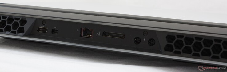 Задняя сторона: HDMI 2.0, mini-DisplayPort  1.4, Ethernet, Graphics Amplifier, два разъема питания