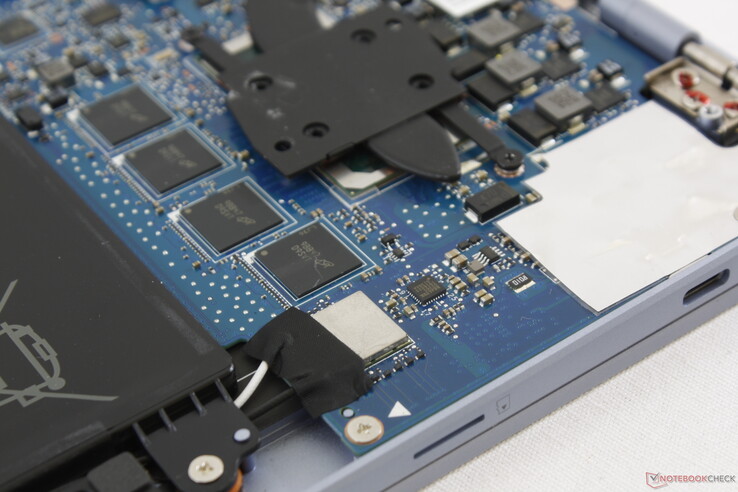 Беспроводной адаптер распаян рядом с массивом оперативной памяти LPDDR3