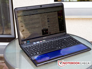 Если вынести ноутбук на улицу, то в тени содержимое на его экране еще можно будет разглядеть.