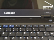 Samsung использует глянцевые части, на которых видны отпечатки пальцев и прочие загрязнения.
