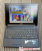 Ноутбук от Samsung хорошо подходит для работы на открытом воздухе благодаря яркому матовому экрану.