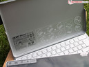 ... что и Iconia W700, но пластиковый футляр-клавиатура серебристый (в W700 он прозрачный).