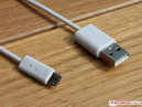 Аксессуары: кабель USB-miniUSB используется для зарядки клавиатуры.