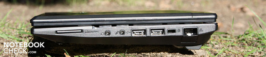 Справа: Кардридер, SD/MMC/SDHC, наушники, микрофон, 2 порта USB 2.0, Kensington, Ethernet