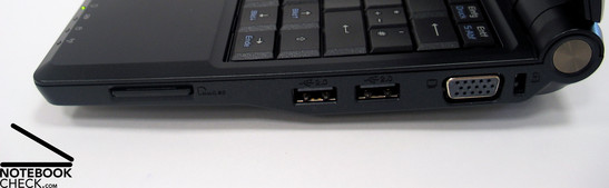 Правая сторона: Card Reader, 2x USB, VGA, Kensington