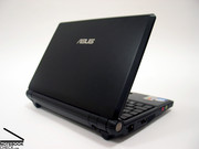 Модель с черным корпусом, Eee PC от Asus едва можно отличить от традиционных субноутбуков.
