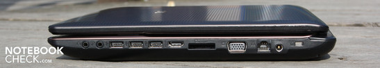 Справа: Разъемы для микрофона и наушников, 3 х USB 2.0, HDMI, считыватель карт памяти, VGA, Ethernet, разъем для подключения питания, разъем для замка Кен