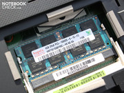 Редкость: в ноутбуке установлена одна планка памяти стандарта DDR3 на 4096 Мб от Hynix (не 2х2 Гб, как обычно).