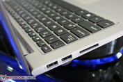 Asus UX303 слева: два порта USB 3.0, SD-картридер