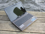С весом в 2.63 килограмма ноутбук только с большой натяжкой можно назвать портативным.