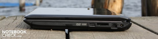 Справа: Записывающий DVD привод, USB, считыватель карт памяти, Ethernet (RJ-45), разъем для подключения питания