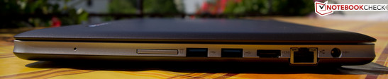 Справа: Картридер (SD), 2x USB 3.0, HDMI, Rj-45 (LAN), разъём питания