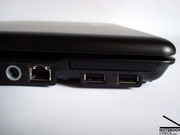 Порты USB располагаются так близко друг к другу, что, если пользователь использует слот ExpressCard, он не сможет использовать USB.