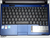 Цельная клавиатура с типичным для нетбуков размером клавиш