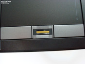 Сканер отпечатков пальца находится между клавишами тачпада