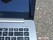 В целом, дизайн напоминает Apple MacBook, но качество сборки ниже, а использованные материалы - хуже.