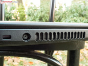 Вентиляционная решетка тоже расположена слева, но смещена к задней части ноутбука.