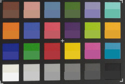 Снимок калибровочной таблицы ColorChecker. Эталонные цвета показаны в нижней половине кажого цветового поля.