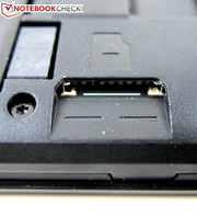 Рядом с ними расположен слот micro SD, поддерживающий карты памяти емкостью до 32 ГБ.
