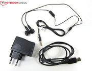 Аксессуары: составное зарядное устройство, стереогарнитура и кабель micro USB.
