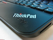 Логотип ThinkPad внутри: в букве "i" встроен красный светодиод-индикатор состояния системы.