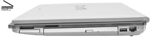 Вид справа: слот для флеш накопителей, ExpressCard/34,слот для SD карт, DVD привод, 1x USB-2.0, 100-MBit-LAN