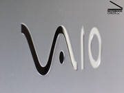 Хромированный логотип Vaio выглядит необычно, …