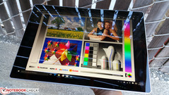Microsoft Surface Book на улице (в тени)