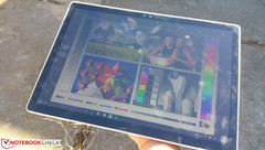 Microsoft Surface Book на улице (на солнце)