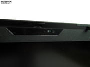 Веб-камера с разрешением 2 мегапикселя расположена в верхней рамке дисплея