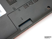 Считыватель карт памяти 2-в-1 находится в нижней части передней грани корпуса нетбука.