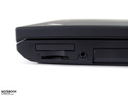 ExpressCard/34 с вставленным в неё адаптером затрудняет использование считывателя карт памяти.