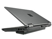 ... Дополнительная батарея доступна и может быть подключена к днищу ноутбука. Благодаря ее клиновидной форме, M940 наклоняется. Это делает печ