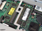 Устройство поддерживает модули оперативной памяти DDR3 и оснащено жестким диском на 250Гб или 320Гб.