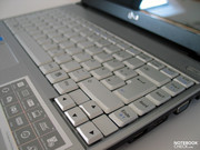 Клавиатура выглядит приятно и соответствует общему дизайну ноутбука.