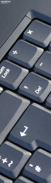 Lenovo IBM B560 (M488TGE): клавиши имеют приятный ход и четкое ощущение нажатия. К сожалению, клавиатура слегка ходит в левой части.