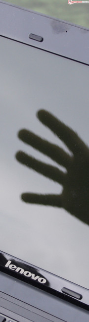 IdeaPad S205 (M632HGE): Отпечатки пальцев находят своё прибежище на рамке вокруг экрана и крышке аппарата.