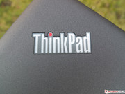 Логотипы ThinkPad разнообразят строгий дизайн корпуса.