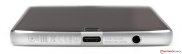 Снизу: порт USB Type-C, 3.5 мм аудио разъем