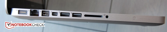 Слева: разъём питания MagSafe, Rj-45 (LAN), FireWire 800, Thunderbolt, 2x USB 3.0, картридер (SD), аудио